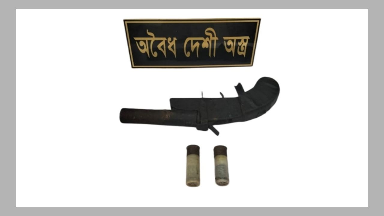 শপিং ব্যাগে মিলল দেশীয় অবৈধ অস্ত্র-গুলি